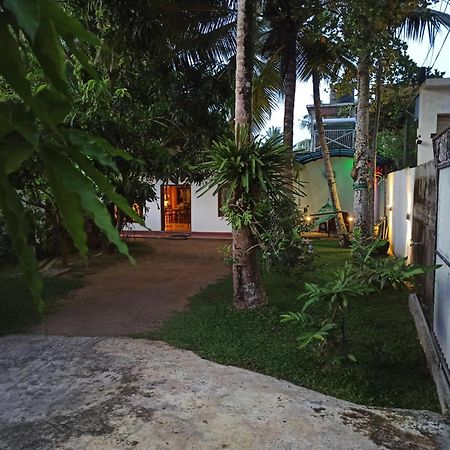 Suriya Homestay Mirissa Eksteriør billede